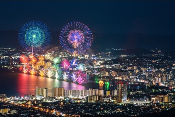 湖のほとりで、夜空に咲く花火が堪能できる