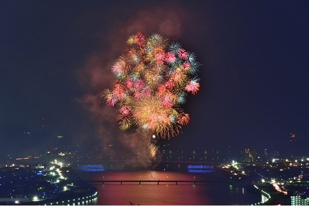 「福山夏まつり2024 あしだ川花火大会 ～福山まちじゅう花火～」が、2024年8月15日(木)に広島県福山市の芦田川大橋上流で開催される