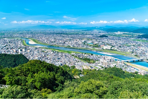 岐阜城最上階の天守から岐阜の街を見下ろす