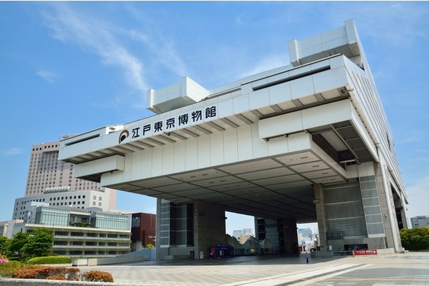 隣の両国駅で降りれば「江戸東京博物館」が目の前に