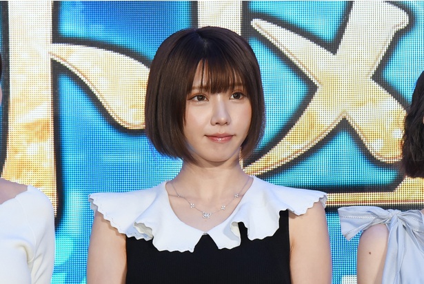 【写真を見る】オーディションのために購入した135万円のネックレスをつけるえなこ