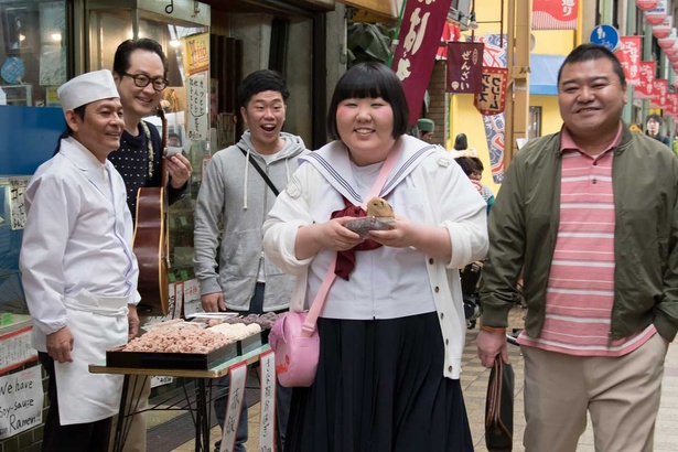 TV DIRECTER'S MOVIEのひとつ、毎日放送の「吉本新喜劇映画 女子高生探偵 あいちゃん」では、酒井藍がNMB48を爆弾魔から守るというミッションに挑む