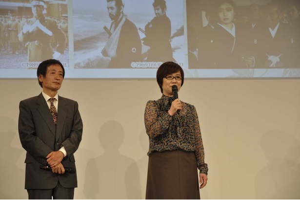 会見には五社英雄監督の娘で五社プロダクション代表取締役の五社巴氏(右)も登壇。監督の思い出を語り合った。奥山氏は「映画をおもちゃにするな」と叱責を受けたことがあったとか(