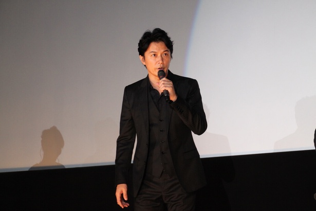 作品についてコメントする福山雅治