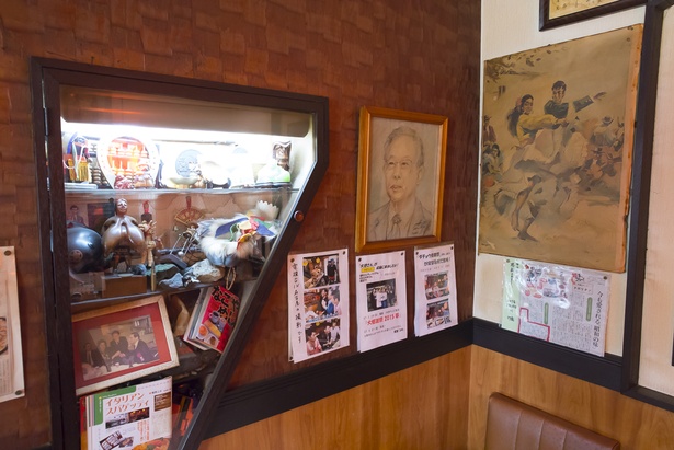 店内の一角に飾られている、旅先で描いてもらった丹羽清さんの肖像画