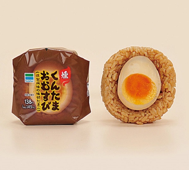 【写真を見る】「くんたまおむすび」(149円)。全国のファミリーマート・サークルK・サンクスで9月12日(火)より新発売する