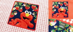 ジューシーなイチゴに囲まれたエルモがかわいらしい1枚