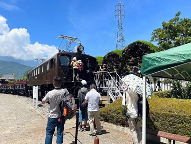 お披露目会限定の運転室観覧にたくさんの人たちが並んだ