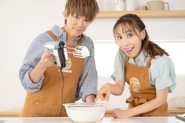 人生初！生クリームの泡立てに成功した小山さん。軽くつまみ食いして「うまっ♪」