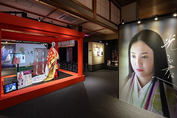 【写真】館内に入ると、吉高由里子さんのウェルカムメッセージVTRとまひろ(紫式部)の大判ビジュアルが引き続きお出迎え