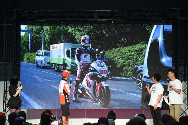 競技用バイクで公道を走った際の記録映像も上映