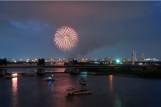 千葉県市川市と対岸の東京都江戸川区で同時開催する大規模花火大会だ