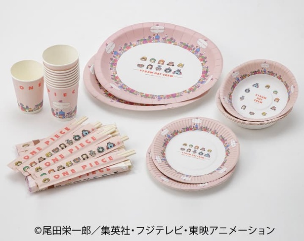 エッグヘッド編での麦わらの一味と島の街並みのイラストがデザインされたオリジナルの紙食器シリーズも