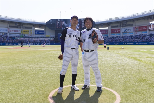 ZOZOマリンスタジアムで並ぶ渡辺氏と里崎氏