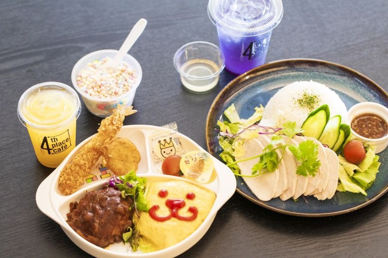 「4th place cafe」では、「お子様ランチ」(900円 ドリンク付)や「カオマンガイ」(960円)などを堪能