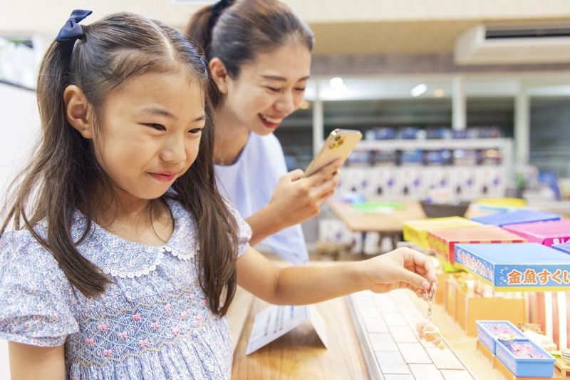 丸みのあるフォルムがかわいい「フロッキーますこっと やさしいうみのなかまたち」も手に入れて、ミニチュアの展示に配置。ここでは持ち込んだフィギュアなどを飾って自由に撮影できる