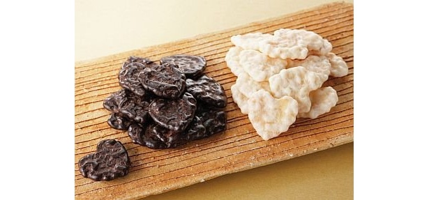 ハート型のおかきを2種類のチョコでコーティングした｢バレンタインセットI｣(1050円/赤坂柿山)/西武池袋本店