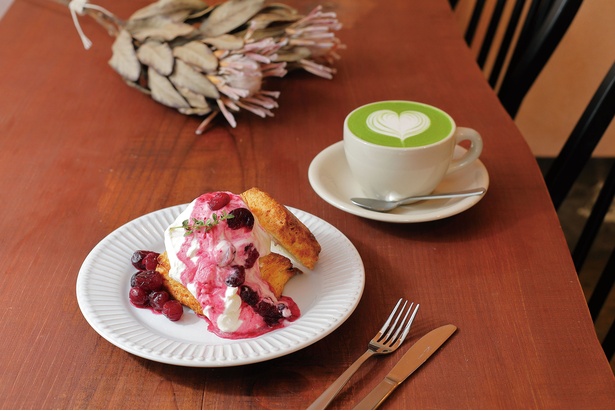 人気のアメリカンショートケーキと西尾抹茶ラテ