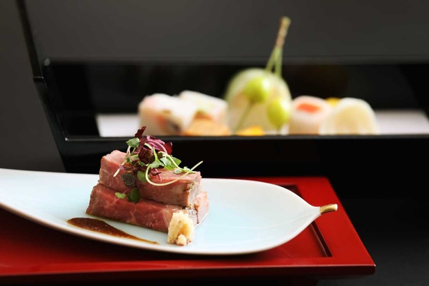 50度で1時間半かけて蒸し焼きにしたサーロインは驚くほど柔らか。器や盛り付けも会席料理ならではの美しさで目を楽しませてくれる
