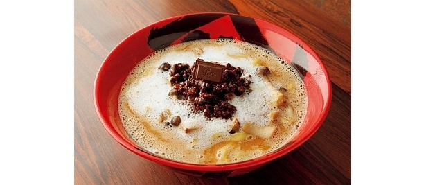 麺は、チョコとスープの濃厚さに負けないパンチのある特製平打ち麺を開発！