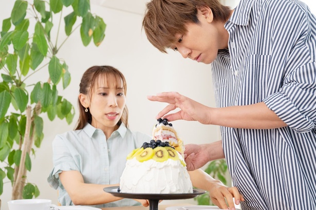 緊張が漂う中、落ち着いてケーキをカット。さすが“持ってる”男です