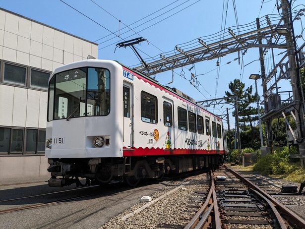 【画像】オリジナルラッピング車両「ベビースター号」が走る！