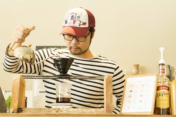 メガネと帽子がトレードマークの店主・松本さん。ペーパードリップには、雑味が出にくいハリオのV60を使用
