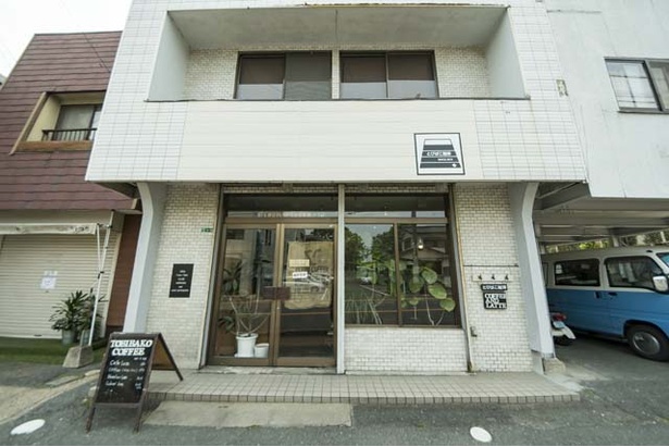 国道202号沿い、伊都文化会館そばに店を構える。隣りには糸島みやげとして定番になったスコーンの人気店「キナフク」があり、購入した商品の持ち込みもOK