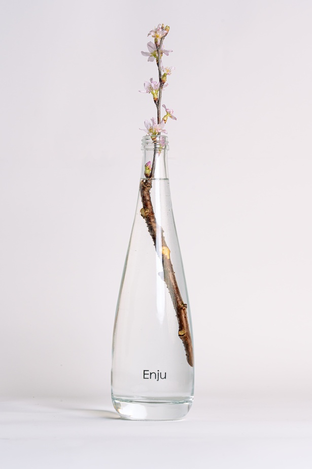 飲み終わったあとのボトルを花瓶として利用できるように、ボトルの形にも工夫をしている