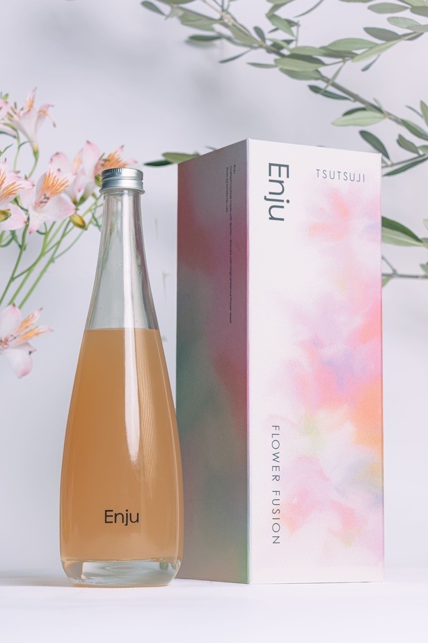 Enju TSUTSUJI 3500円。ツツジの花酵母からつくった米焼酎にリンゴ果汁を中心にしたレシピでカクテルに仕立てている。アルコール度数5%