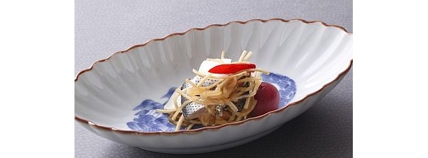 このしろを、ゴボウや大根と一緒に三杯酢で漬けた｢このしろの三盃漬｣。このしろは“三枚におろして腹骨をすき、塩をして酢でしめる”が江戸時代から伝わる料理法なのだとか