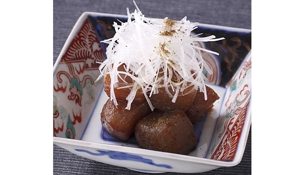 江戸時代に大人気だったというコンニャクを使った｢こんにゃくの石川｣。ごま油でいためて醤油をさし、白髪ネギをたっぷりと。焼ける醤油の香ばしさがたまらない