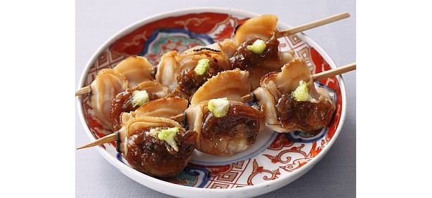 ｢蛤田楽｣は串にさして軽く焼いたハマグリのむき身。フキ味噌がハマグリのおいしさを、より引き立てている