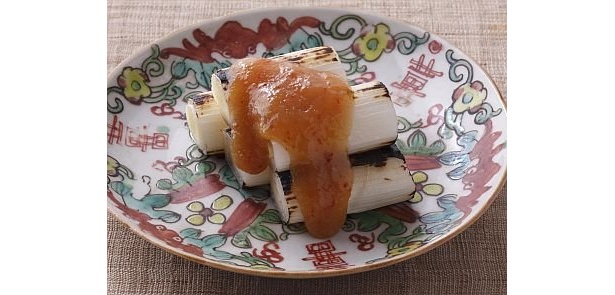 火を通して甘味を引き出し、唐辛子味噌をかけた｢風呂吹ねぎ｣は、一度食べたらやみつきになる味。味噌は古くから伝わる調味料だ