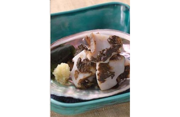 酢でいためた鮑を、焼味噌をすり混ぜた肝で食す｢鮑腸和え｣。高級食材の鮑をふんだんに楽しめる一品