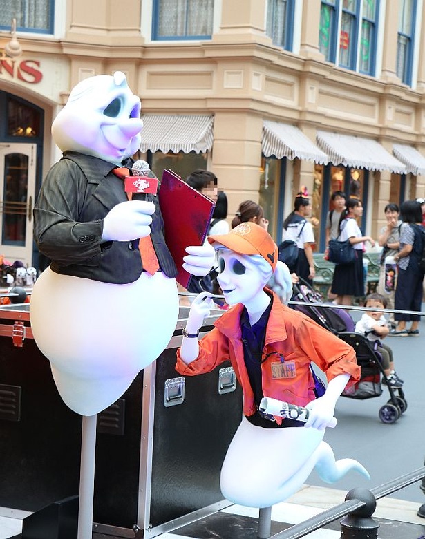 【写真を見る】パークのあちこちにおばけやカボチャのデコレーションが！