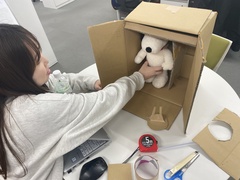 サンプル試作段階で、ファンの声を商品開発に反映するベルメゾン開発メンバー
