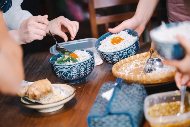 朝からみんなで用意した釜揚げシラス丼