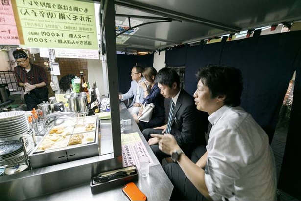 連日大勢の客でにぎわう。メニュー表は観光客向けに韓国語、中国語でも記載