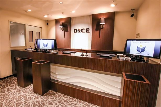 ネットカフェDiCE受付。綺麗で女性でも利用しやすい印象だ。