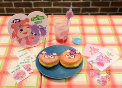 【写真】「アビーのピンリングドーナツ」「アビーのピンクハートドーナツ」「アビーのピンククリスタルドリンク」が登場！