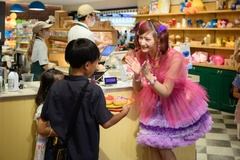 子どもたちと同じ目線で応対していたしなこさん
