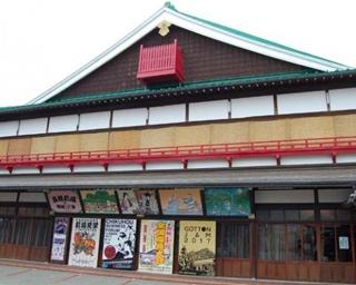＜福岡観光ガイド＞有名人が多数出演！現役バリバリの芝居小屋｢嘉穂劇場｣
