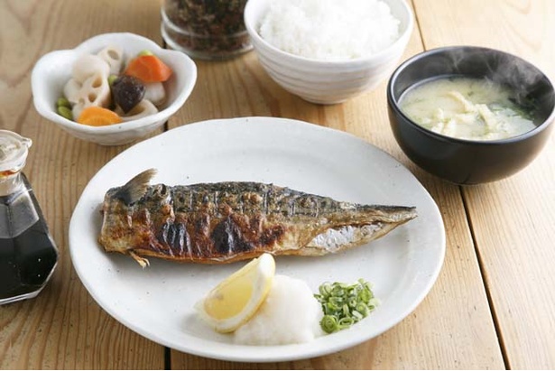 【写真を見る】「本日の魚、塩焼き定食」(740円、写真はサバ)。天火のグリラーでじっくり焼き上げる