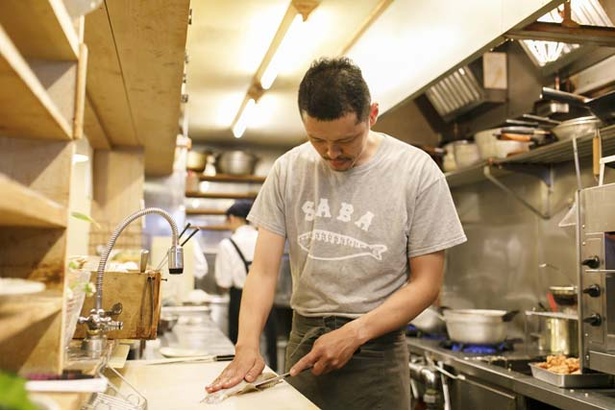 店主の梅山鉄平さん。「正福」「わっぱ食堂」などで料理を学び、33歳の時に開業した