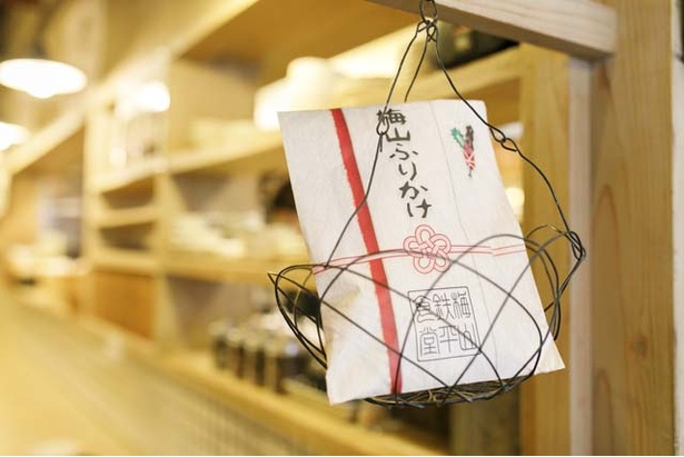 梅やチリメンが入った特製ふりかけ「梅玉ふりかけ」。店内で販売も（￥450〜）