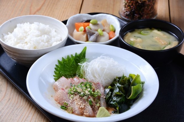 特製ゴマダレにつけ込んだヒラマサがたっぷりのった「ヒラマサ胡麻定食」(980円)