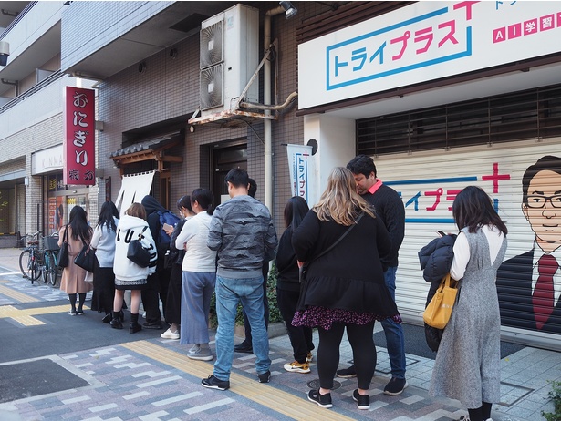 幅広い顔触れで行列ができる