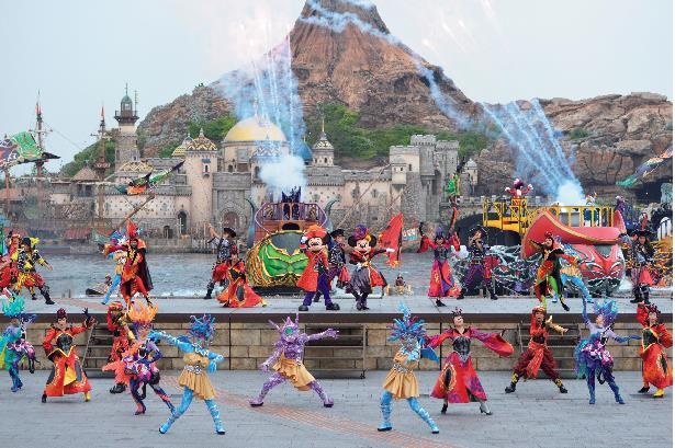 ハーバーショー「ザ・ヴィランズ・ワールド」。ミッキーたちもヴィランズ流の装いに！