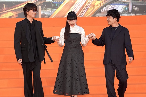 【写真を見る】オレンジカーペットで綾野剛＆星野源が麻生久美子をダブルエスコート！